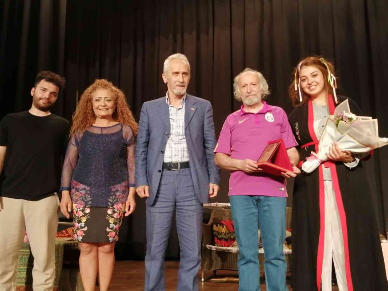Eskişehir’de ’Bizden Bir Aile’ adlı komedi tiyatro oyunu sahnelendi
