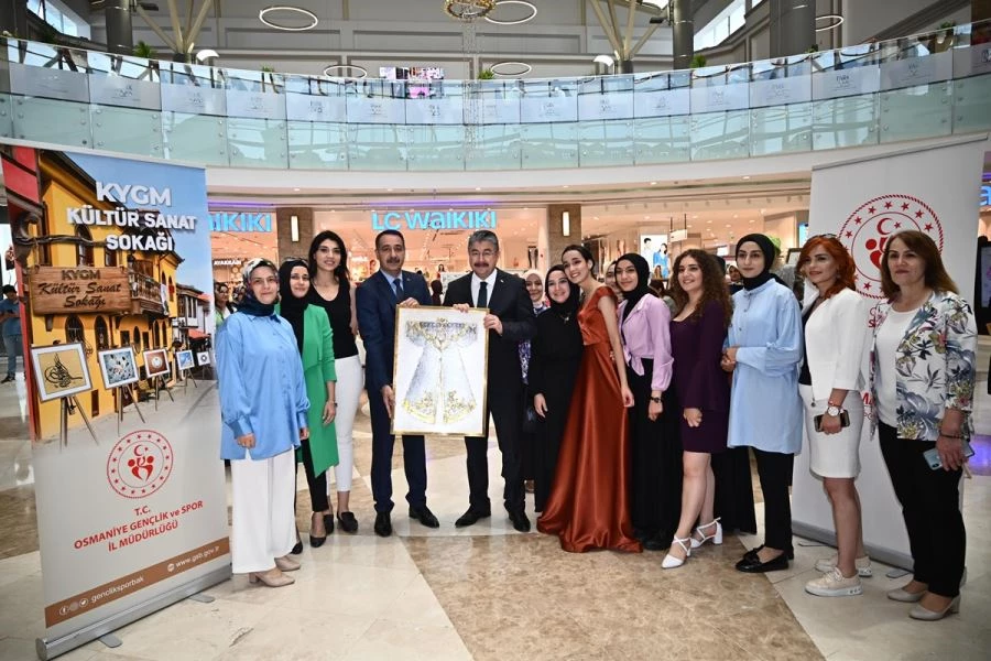 Vali Dr. Yılmaz, Öğrencilerin Açtığı  Sergiye Katıldı