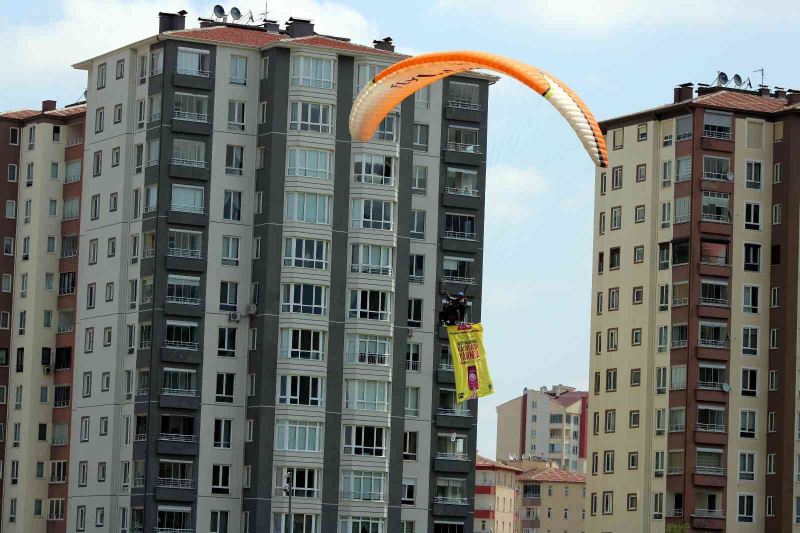 Kadına şiddete ‘paraşütlü farkındalık’
