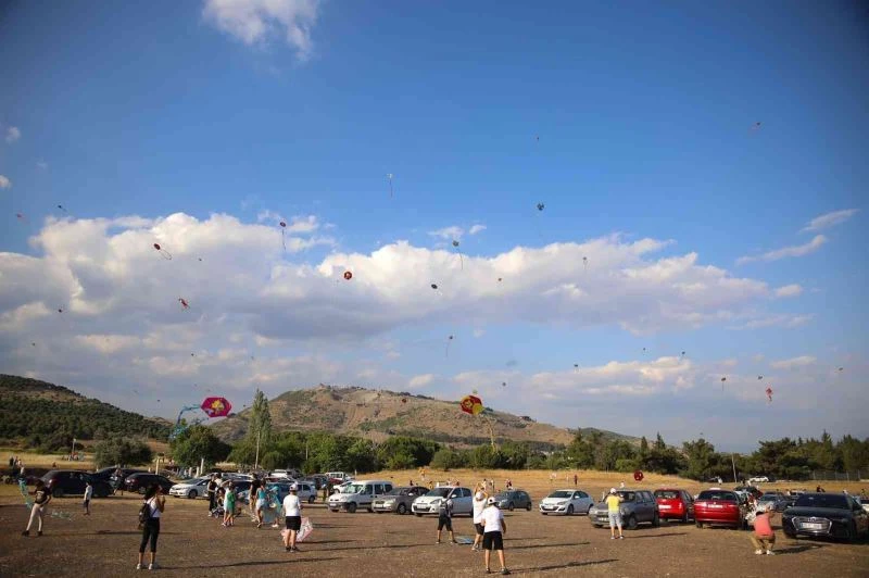 Bergama’daki uçurtma şenliğine çocuklardan yoğun ilgi

