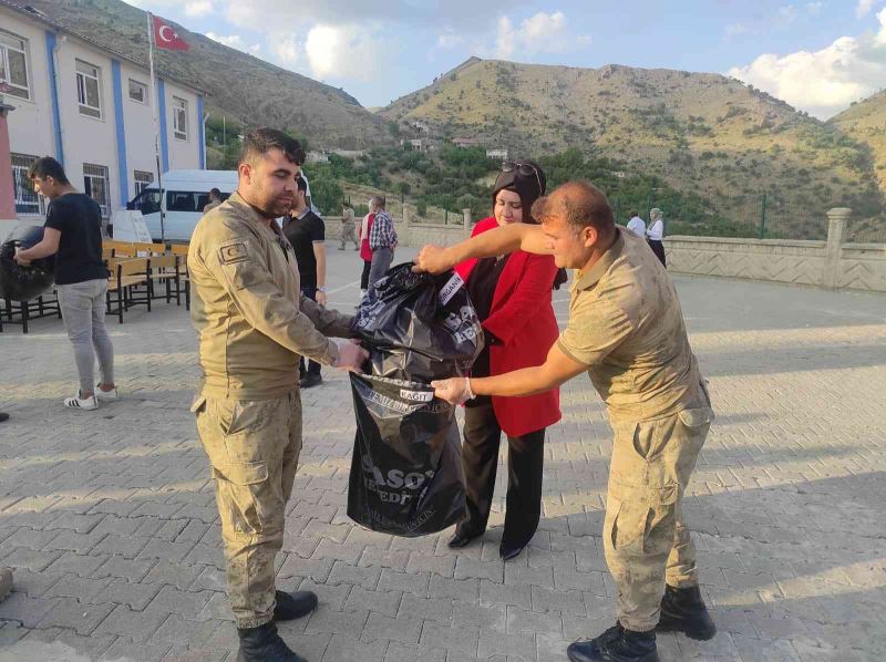 Batman’da jandarma köy okulunda çöp toplayarak çevre bilincini anlattı
