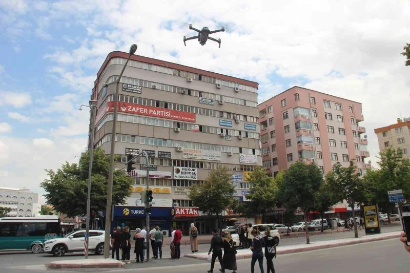 Konya’da ışık ihlali yapan yayalar havadan dron ile uyarıldı ve denetlendi
