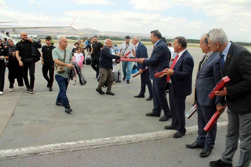 Gurbetçiler çiçeklerle karşılandı
