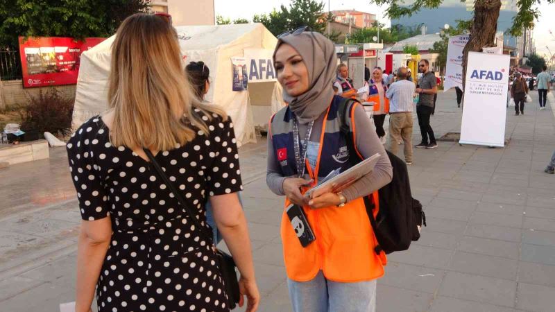 Van depremini yaşayan afetzede kadın gönüllü olarak afetlere karşı vatandaşı bilgilendiriyor

