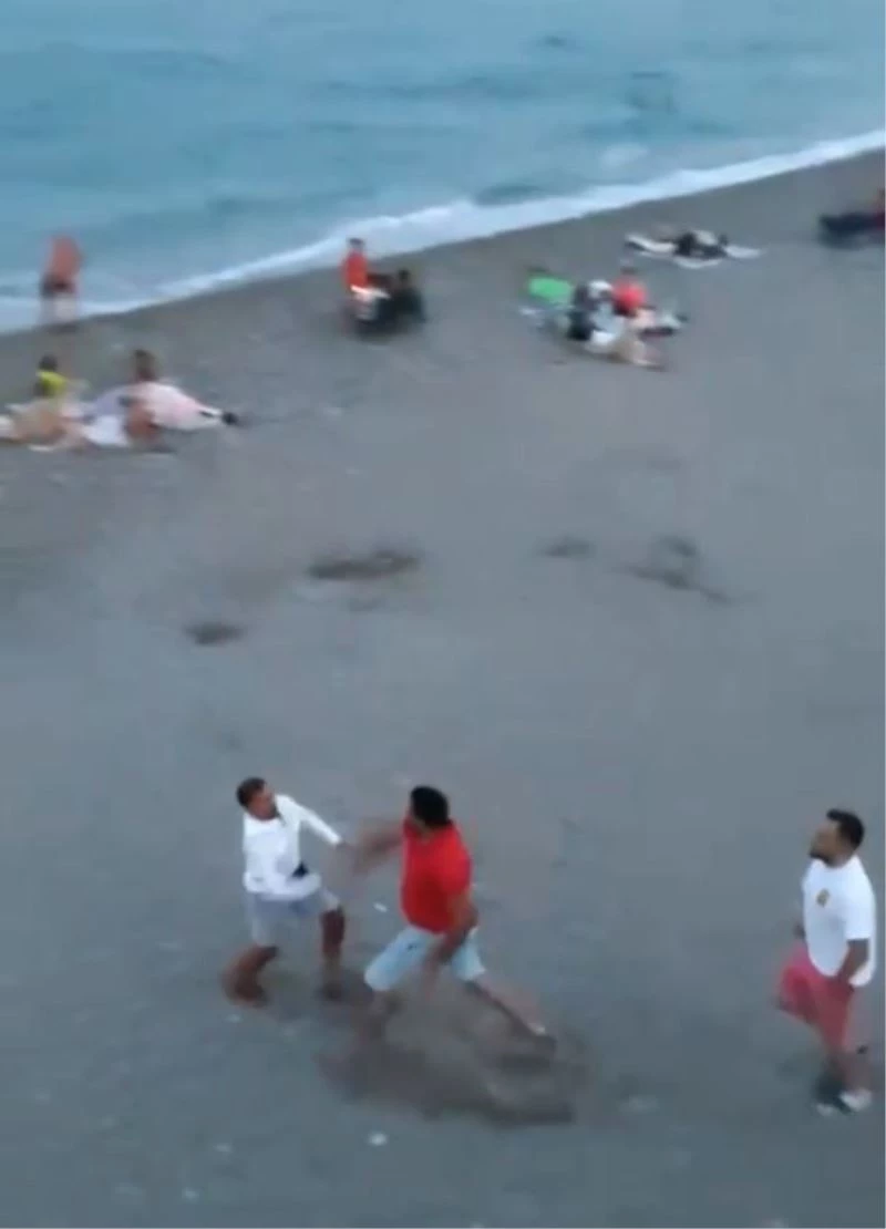 Sahilde çöpe taş atma kavgasında yumruklar konuştu
