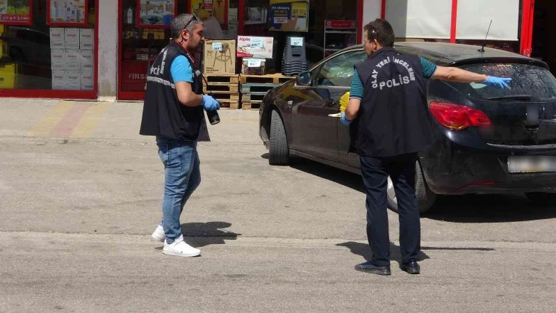 Park halindeki otomobiller kurşunların hedefi oldu
