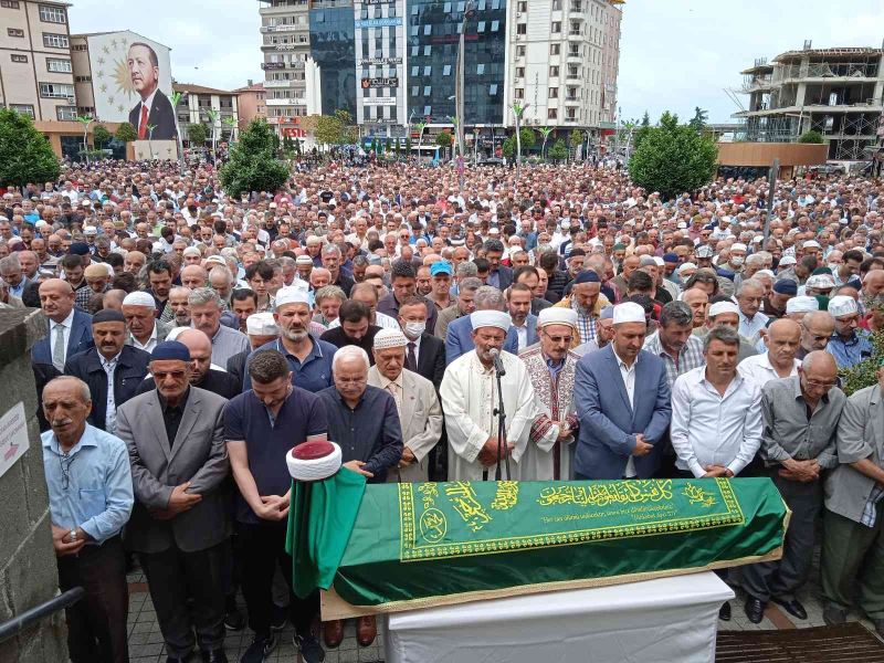 Rize’nin sevilen ismi Necati Hutoğlu doğum gününde son yolculuğuna uğurlandı
