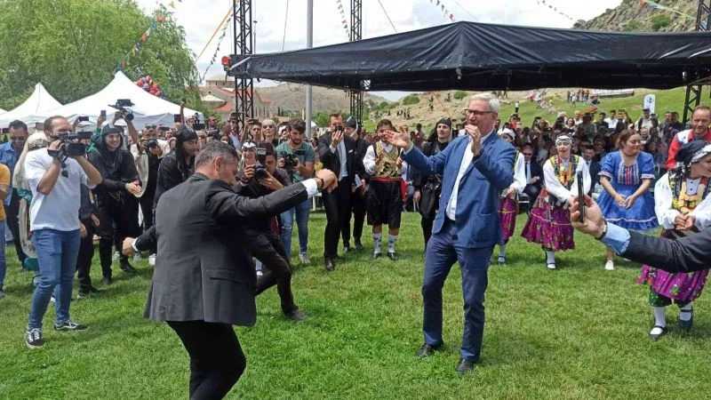 Büyükelçi Peteris Vaivars’ın başarılı ’Erik Dalı’ oyunu performansı
