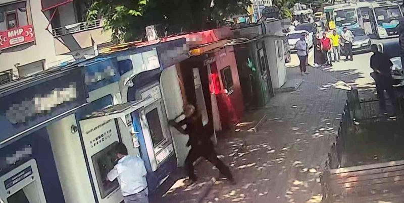Yalova’da ATM’lere çekiçle saldırarak paramparça etti
