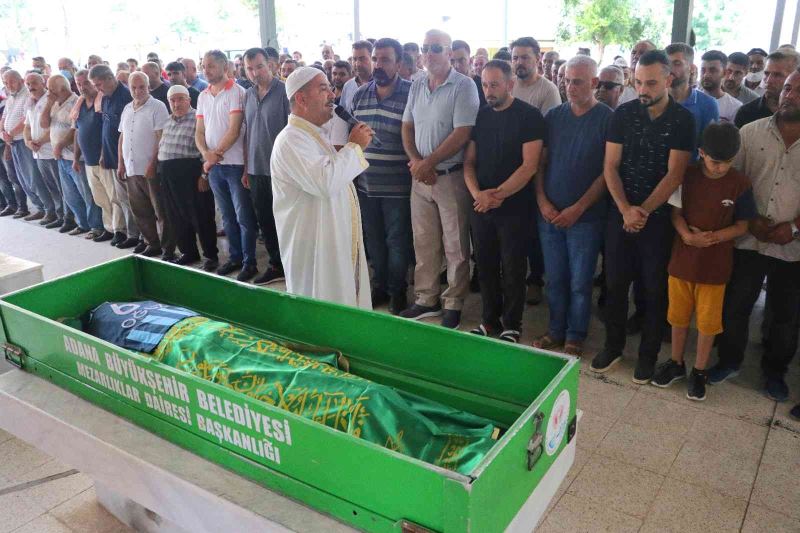 Trafik kazasında ölen 9 yaşındaki futbolcu Oğuz Kaan son yolculuğuna formasıyla uğurlandı
