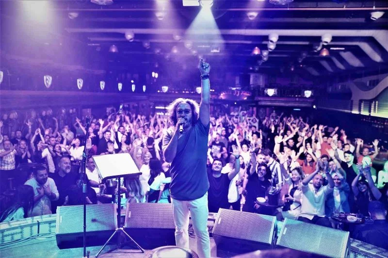 Fettah Can bayramda memleketi Bursa’da sahne aldı
