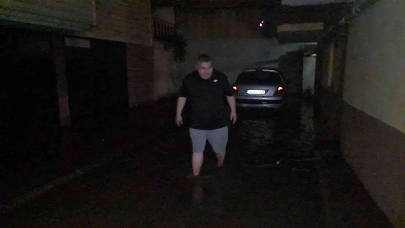 Karabük’te caddeler göle döndü, dükkanları ve apartman girişlerini su bastı
