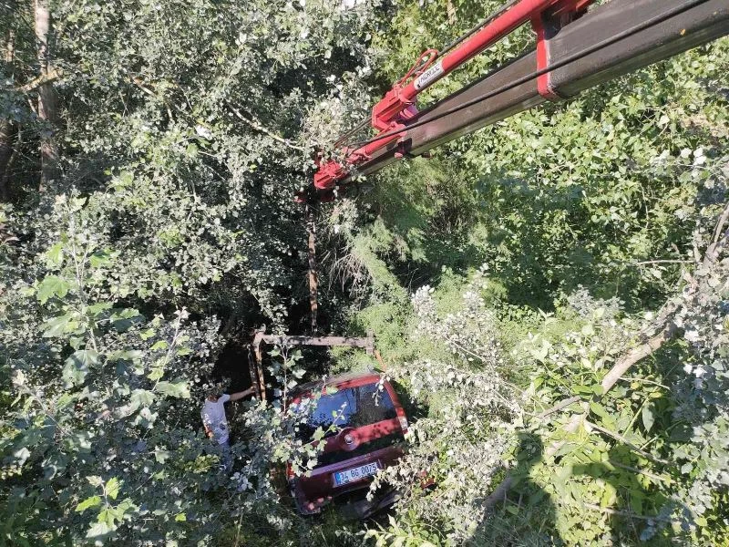 Ayazağa’da ticari araç dere yatağına uçtu, araçtakilerin burnu bile kanamadı
