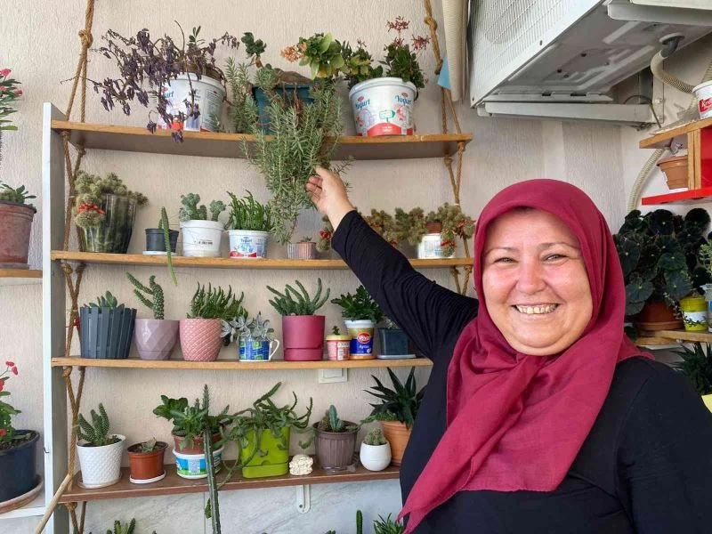 Evinin balkonuna yuva yapan kumrularla kurduğu ilişki yürekleri ısıtıyor
