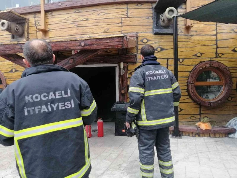 Fritözde unutulan patatesler kafeyi yakıyordu
