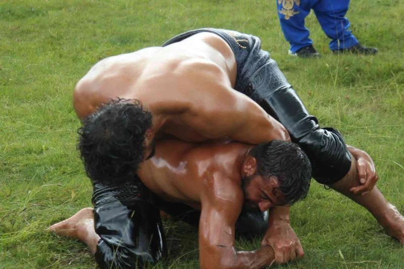 Kırkpınar Başpehlivanı Cengiz Şimşek, Yapraklı Yağlı Güreşleri’ne de damgasını vurdu