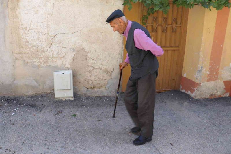 100 yaşındaki Ali Hakverdi eski bayramları özlüyor
