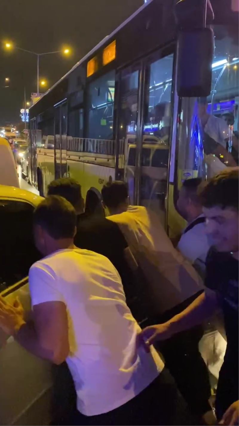 Sultanbeyli’de İETT otobüsünün geçişini engelleyen otomobili vatandaşlar el birliğiyle ittirdiler
