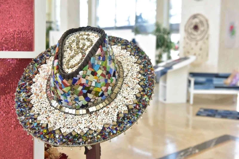 Cam, fayans kırıkları, mozaik, boncuk ve çekilmemiş kahve tanelerinin sanatla buluşturdular
