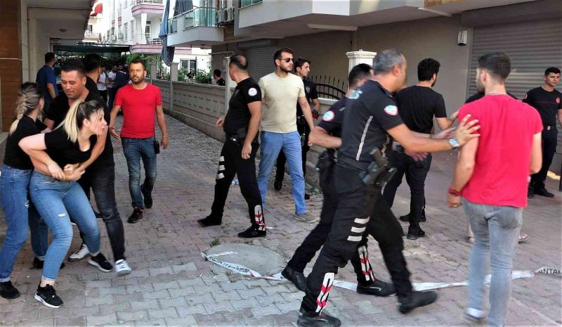 Yeğenlerini ve kardeşini rehin aldı, linç edilmekten polis kurtardı
