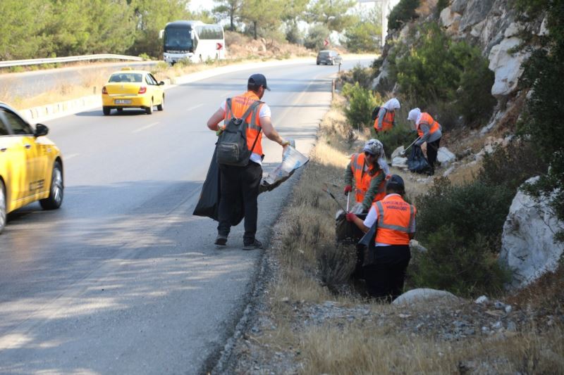 Bodrum, araçlardan atılan çöplerden arındırılıyor
