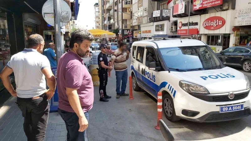 Taciz ettiği kadının yakınları tarafından darp edilen şahsı linçten polis kurtardı
