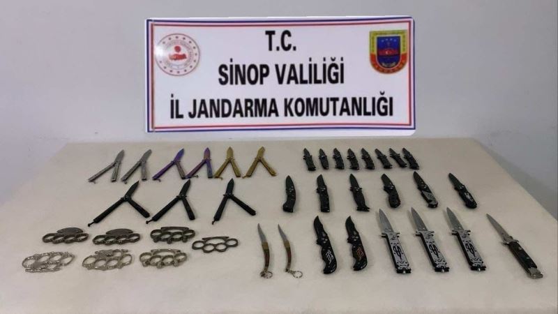 Sinop’ta bir şahıstan çok sayıda yasaklı bıçak ele geçirildi
