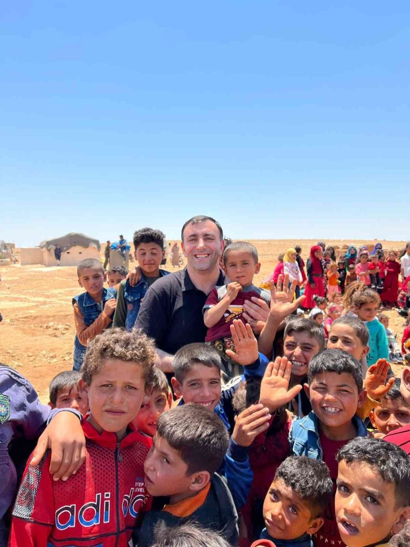 Ünlü şef, Suriye’deki bin çocuğa bayramlık ve yemek dağıttı
