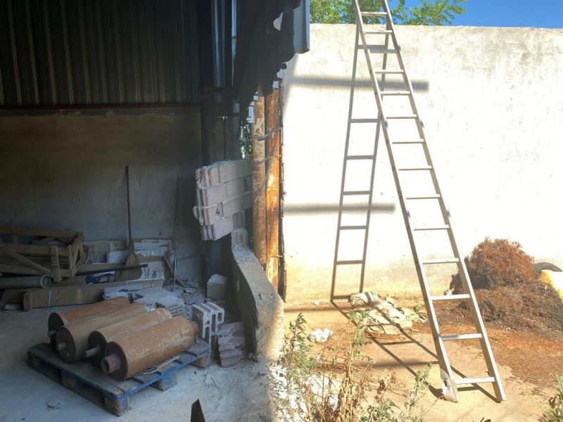 İzmir’de fabrika duvarını kırıp hırsızlık yapan şüpheliler tutuklandı
