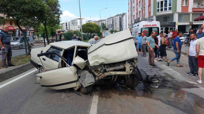 Parçalanan otomobilden sağ çıktı: Kaza anı kamerada
