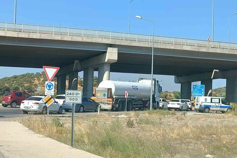 Bergama’daki yangın nedeniyle İzmir-Çanakkale kara yolu trafiğe kapandı
