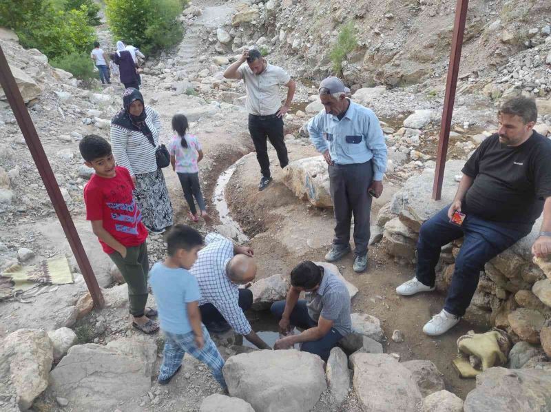 Batman’daki doğal maden suyu çeşmesi şifa arayanların akınına uğruyor
