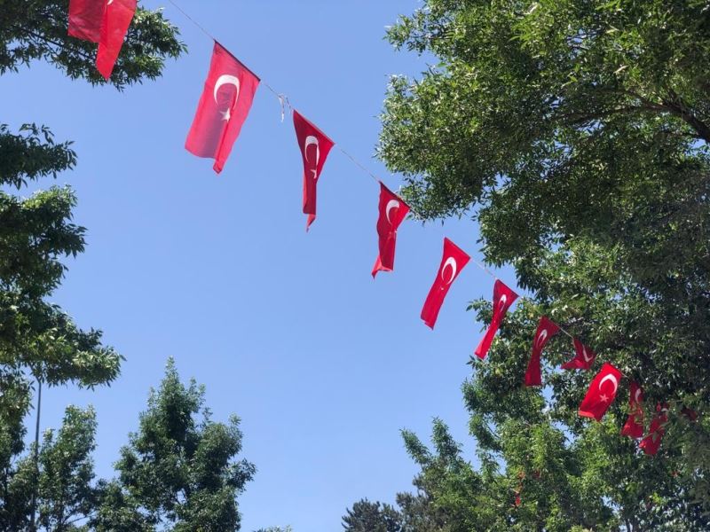 Kars’ta caddeler Türk Bayrağı ile donatıldı
