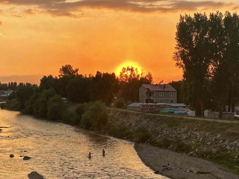 Ağrı’da güneşin batışı hayran bıraktı
