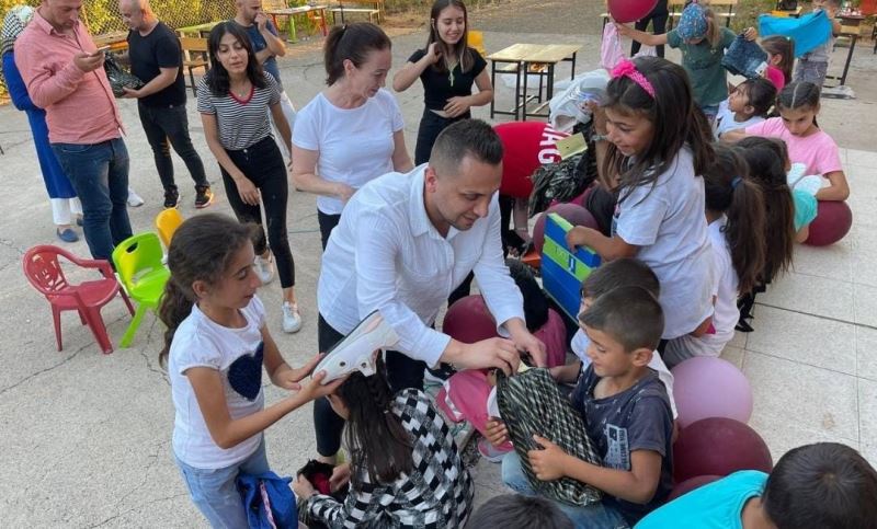 Diyarbakırlı modacıdan köy okullarında okuyan çocuklara sürpriz

