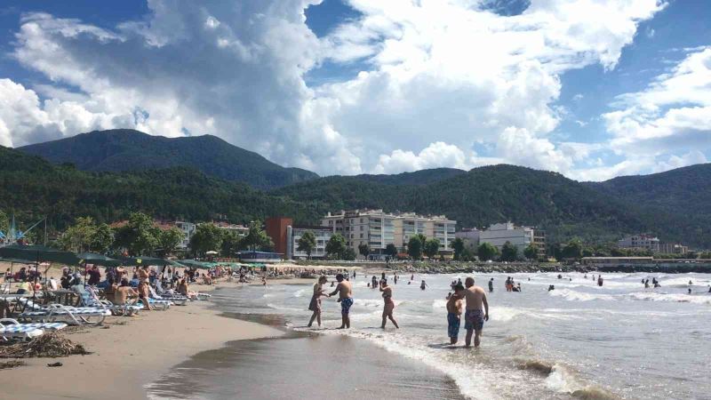 Turist akının yaşandığı o ilçede vatandaşlar boğulma riskine karşı uyarılıyor
