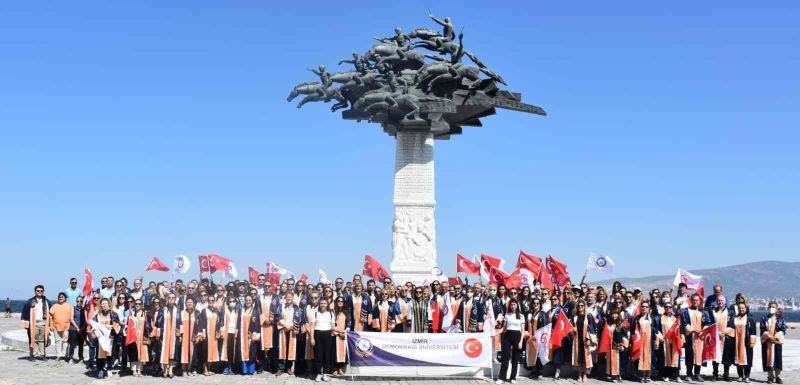 İzmir Demokrasi Üniversitesi’nden ’Demokrasi Yürüyüşü’
