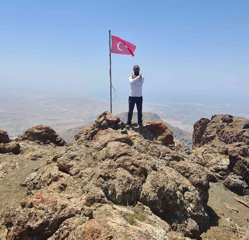 Türk bayrağı Erek Dağı’nın 3 bin 200 rakımlı bölgesinde dalgalanıyor
