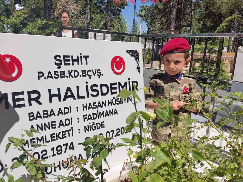 15 Temmuz kahramanı şehit Halisdemir’in kabrine ziyaretçi akını
