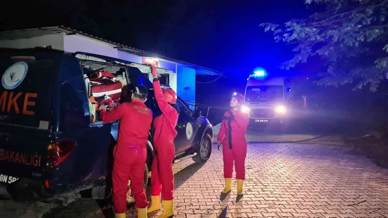 Mağara içinde kanyona düşerek yaralanan rehber ile 2 gurbetçi mahsur kaldı
