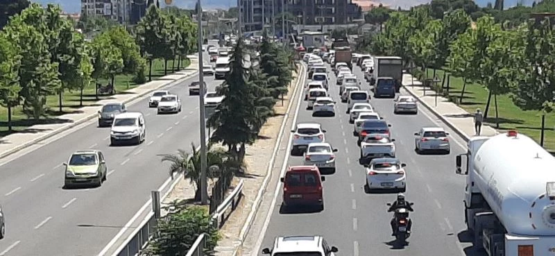 Trafikte tatilcilerin dönüş yoğunluğu başladı
