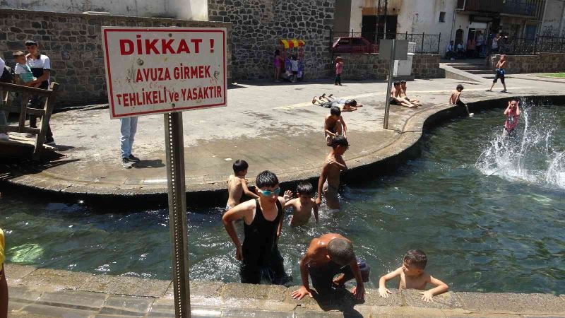 Diyarbakır’da asfalt buharlaştı, çocuklar süs havuzlarına koştu
