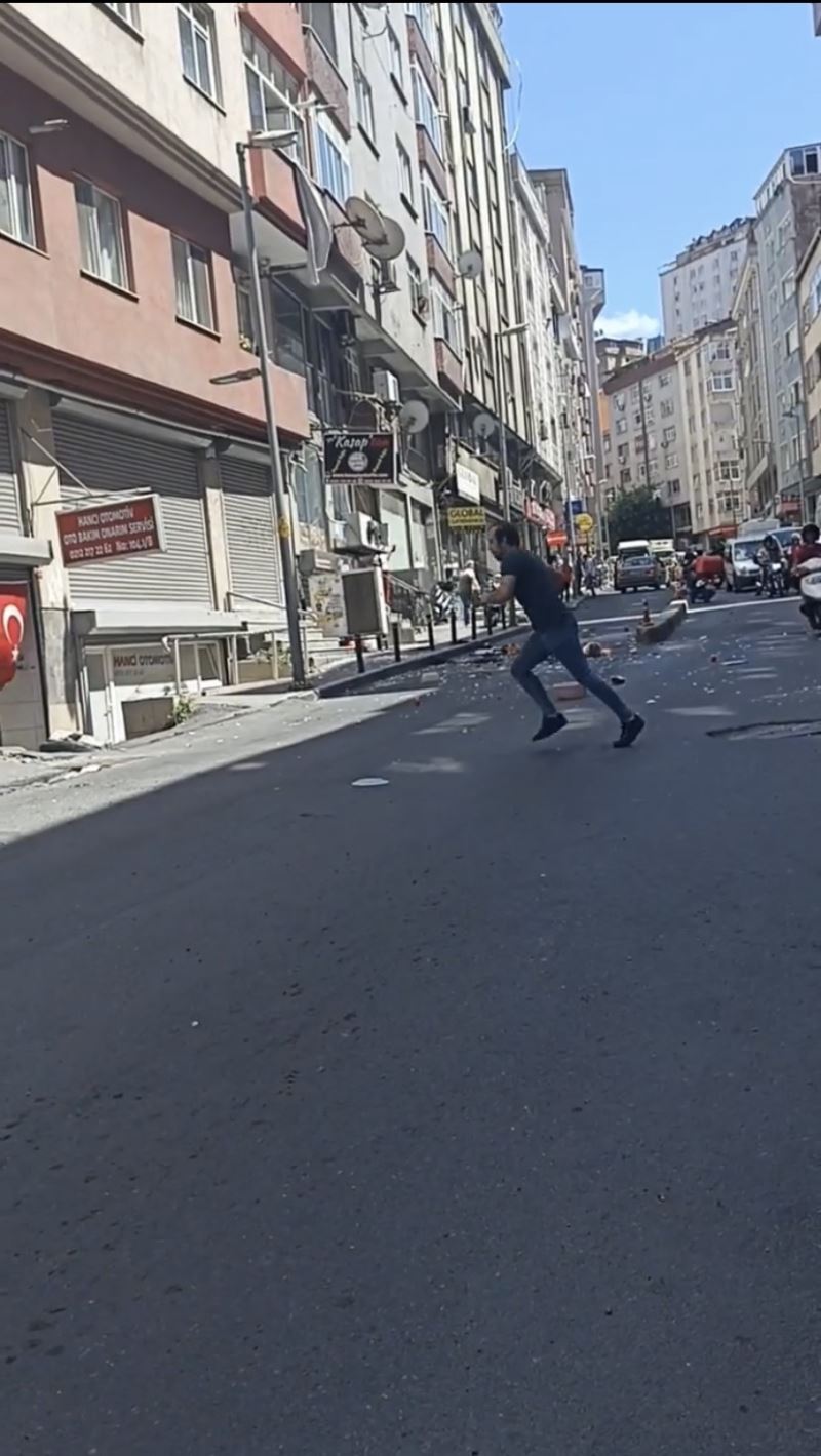 Şişli’de ilginç anlar: Eşinin tutuklandığını öğrenince eşyaları sokağa attı
