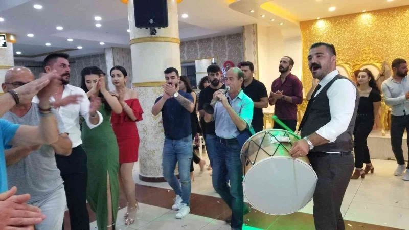 Kendi düğününde bir davulcu oldu bir zurnacı oldu
