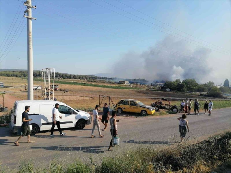 İzmir’de orman yangını fabrikalara sıçradı
