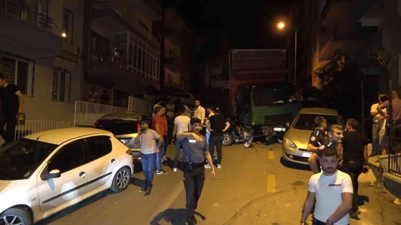 Kamyonun freni boşaldı, sokak savaş alanına döndü
