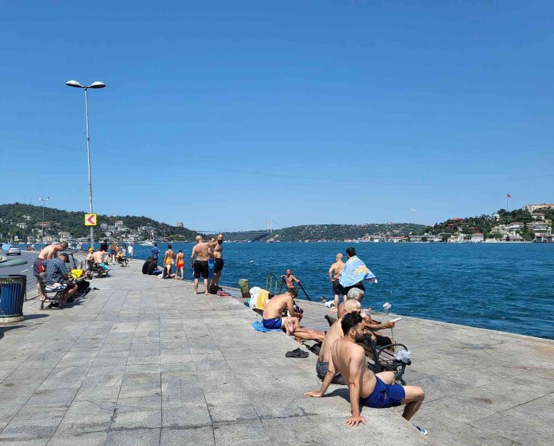 Sıcaktan bunalan İstanbullular soluğu sahillerde aldı

