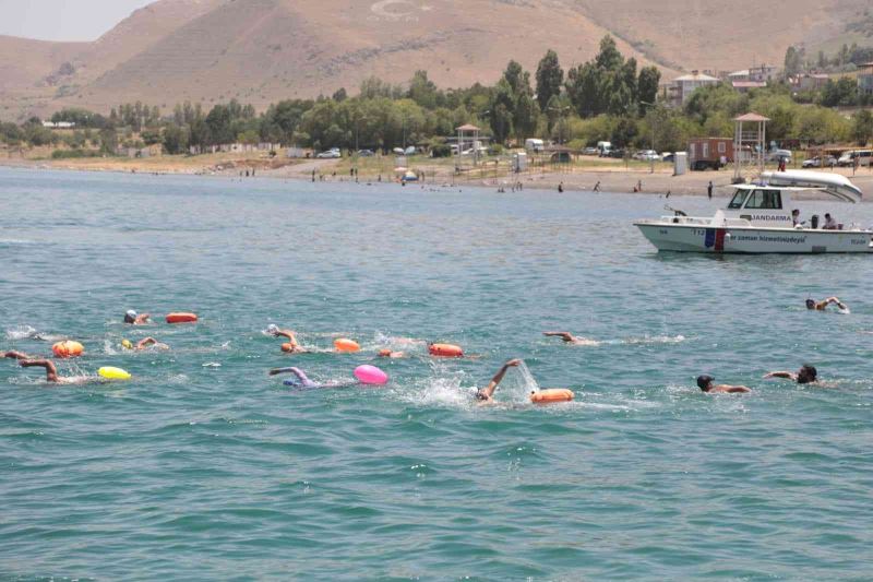 Yüzlerce sporcu Akdamar Adası’na yüzdü
