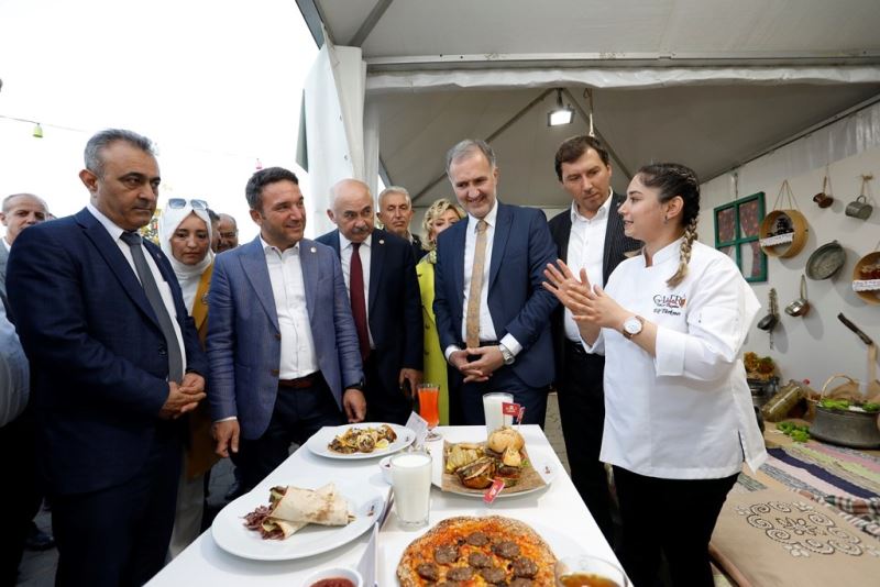 Festival çadırında el emeği ürünler sergilendi
