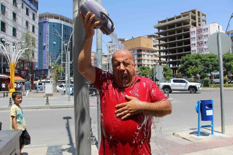 Batman’da sıcaktan bunalan vatandaşlar ilginç yöntemlerle serinliyor
